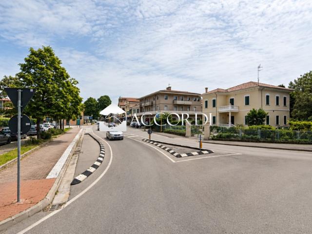 Locale Commerciale in vendita a Posmon, Montebelluna