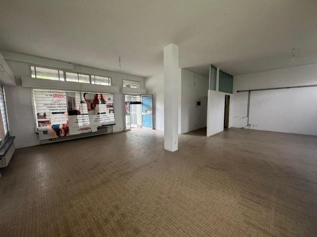Locale Commerciale in vendita a Val d’Enza, Re