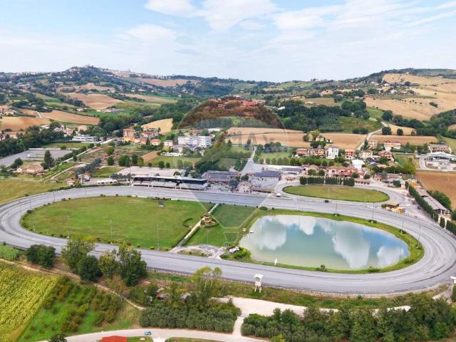 Locale Commerciale in vendita a Marche, Fermo
