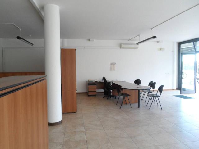 Locale Commerciale in vendita a San Donato, Marche