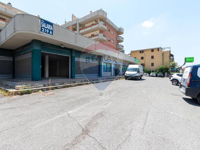 Locale Commerciale in vendita a Monterotondo Scalo, Roma Capitale