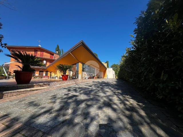 Locale Commerciale in vendita a Cirignano, Montesarchio