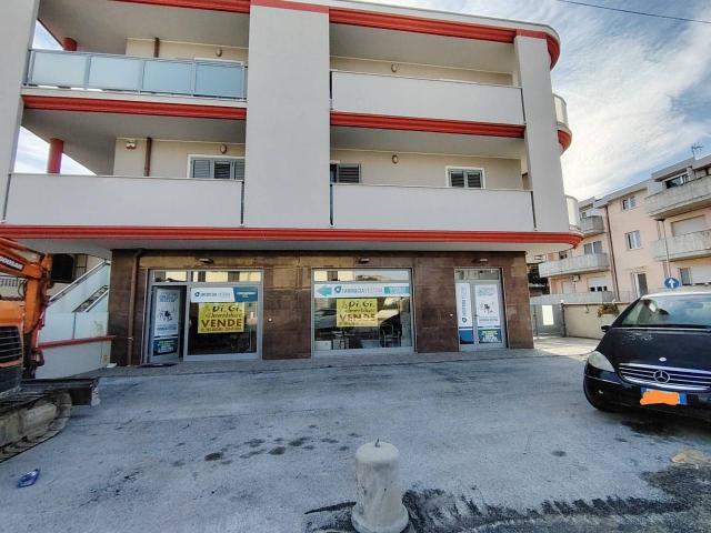 Locale Commerciale in vendita a Montesilvano, Abruzzo