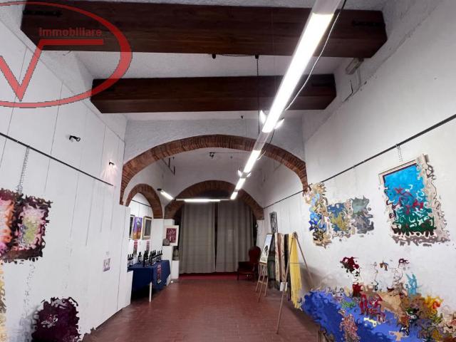 Locale Commerciale in vendita a Montevarchi, Toscana