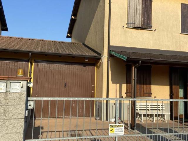 Locale Commerciale in vendita a Monticelli D'ongina, Reggio Emilia
