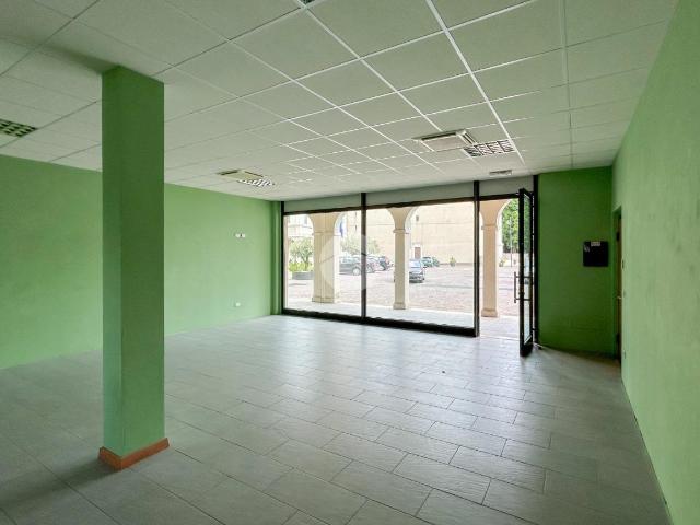 Locale Commerciale in vendita a Montirone, Lombardia