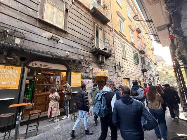 Locale Commerciale in vendita a Municipalità 2, Campania