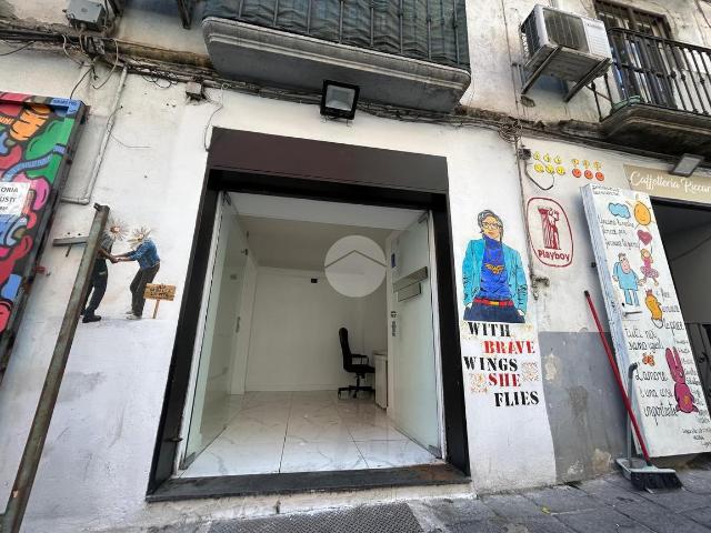 Locale Commerciale in vendita a Municipalità 4, Campania