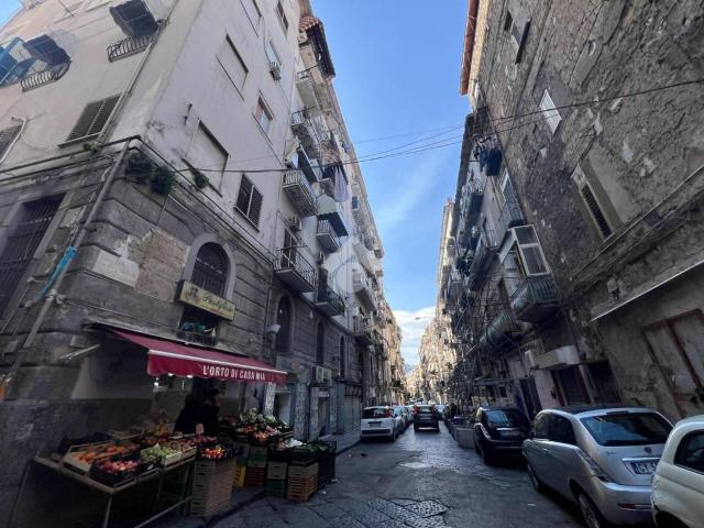 Locale Commerciale in vendita a Municipalità 2, Mercato