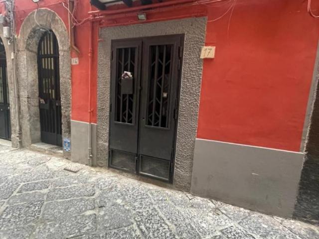Locale Commerciale in vendita a Municipalità 2, Campania