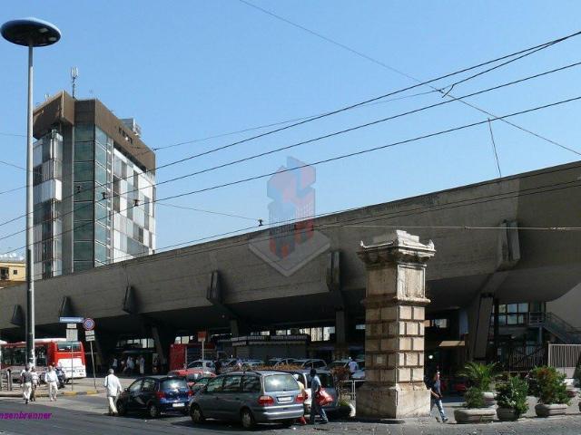 Locale Commerciale in vendita a Municipalità 2, Mercato
