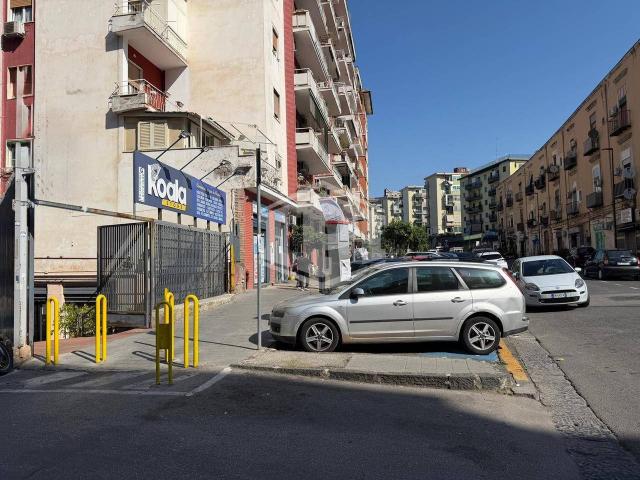 Locale Commerciale in vendita a Municipalità 10, Campania
