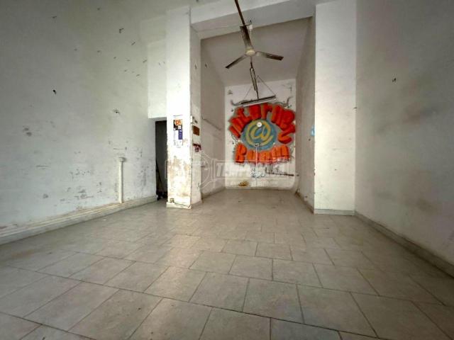 Locale Commerciale in vendita a Municipalità 10, Campania