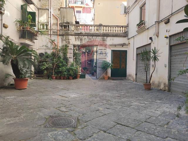 Locale Commerciale in vendita a Municipalità 1, Campania
