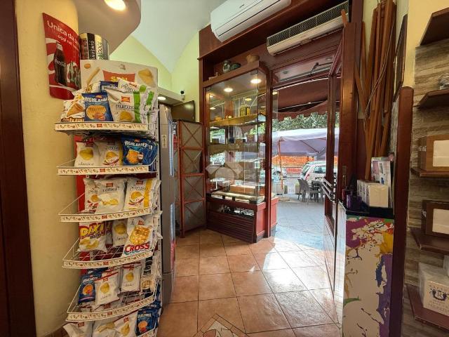 Locale Commerciale in vendita a Municipalità 3, Campania