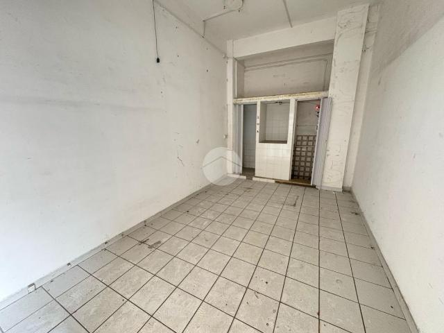 Locale Commerciale in vendita a Municipalità 4, Campania