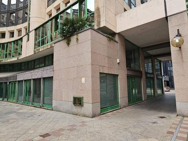 Locale Commerciale in vendita a Municipalità 4, Campania