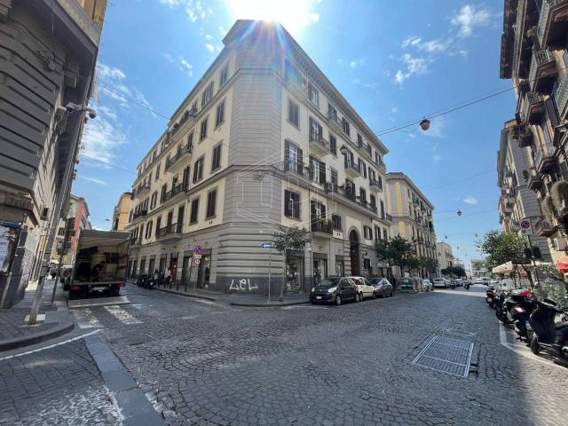 Locale Commerciale in vendita a Municipalità 2, Campania