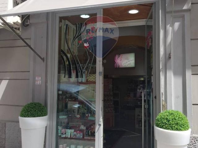 Locale Commerciale in vendita a Municipalità 1, Campania