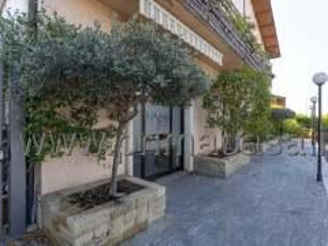 Locale Commerciale in vendita a Negrar, Veneto