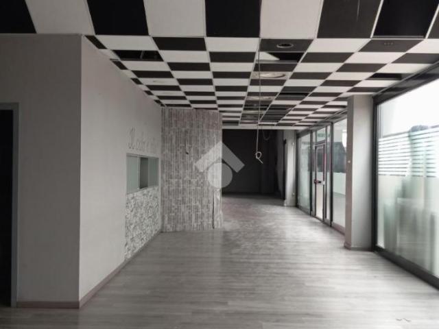 Locale Commerciale in vendita a Nerviano, Lombardia