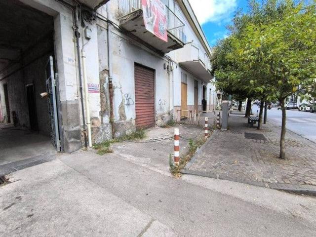 Locale Commerciale in vendita a Nola, Campania