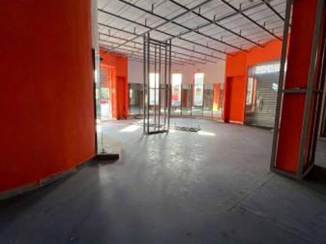 Locale Commerciale in vendita a Nola, Campania