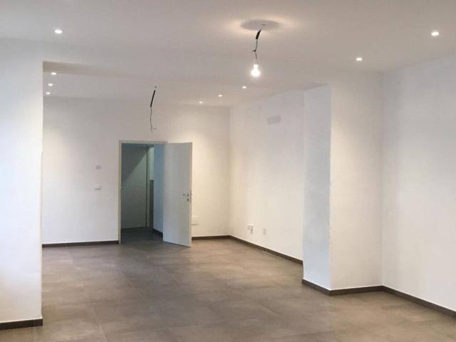 Locale Commerciale in vendita a Überetsch-Unterland - Oltradige-Bassa Atesina, Ora