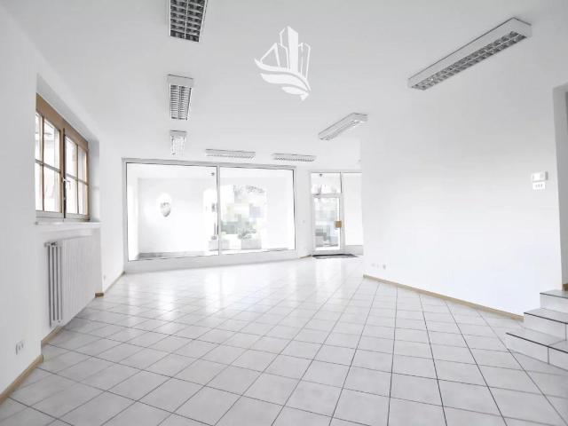 Locale Commerciale in vendita a Überetsch-Unterland - Oltradige-Bassa Atesina, Ora