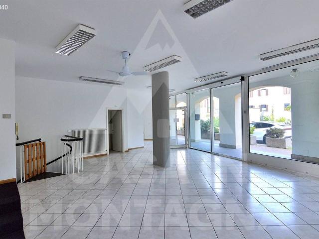 Locale Commerciale in vendita a Überetsch-Unterland - Oltradige-Bassa Atesina, Ora