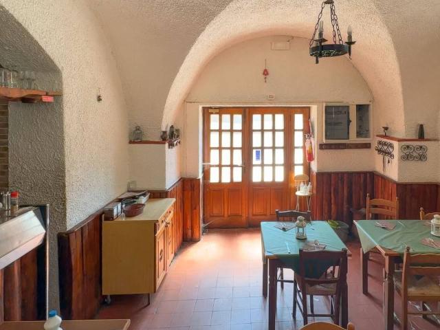 Locale Commerciale in vendita a Orco Feglino, Liguria