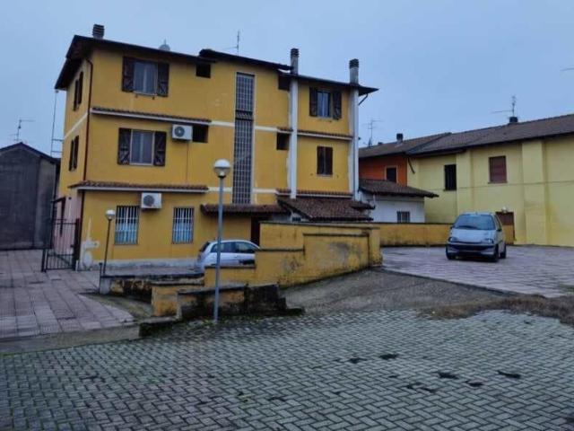 Locale Commerciale in vendita a Campagna, San Colombano Al Lambro