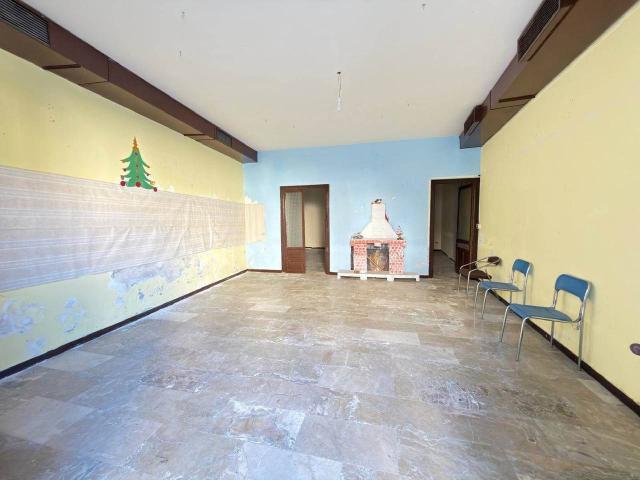 Locale Commerciale in vendita a Palazzo Adriano, Sicilia