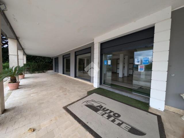 Locale Commerciale in vendita a Paolisi, Campania