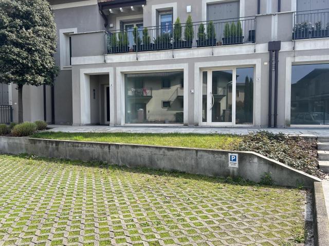 Locale Commerciale in vendita a Paratico, Lombardia