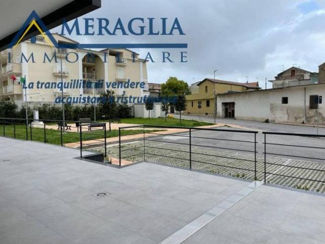 Locale Commerciale in vendita a Parete, Campania