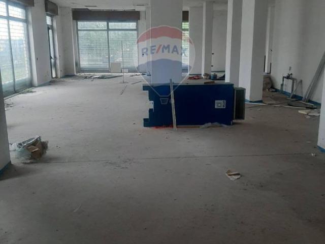 Locale Commerciale in vendita a Cerchiarello, Pero