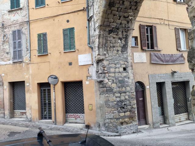 Locale Commerciale in vendita a Sant'Erminio, Cenerente