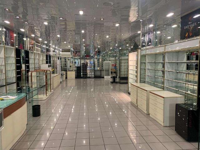 Locale Commerciale in vendita a Ponte San Giovanni, Cenerente