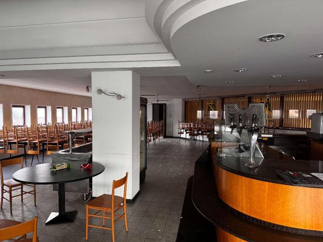 Locale Commerciale in vendita a 5 Torri, Marche