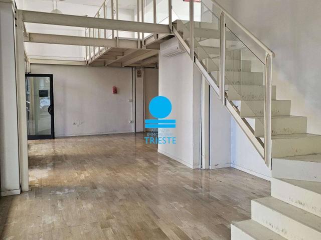 Locale Commerciale in vendita a Loreto, Marche
