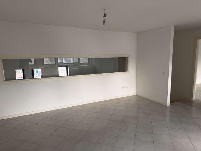 Locale Commerciale in vendita a 5 Torri, Marche
