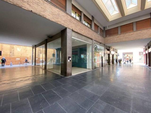 Locale Commerciale in vendita a Villa Fastiggi, Marche