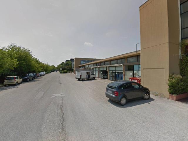 Locale Commerciale in vendita a Torraccia, Marche