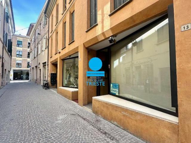 Locale Commerciale in vendita a Centro Storico, Marche