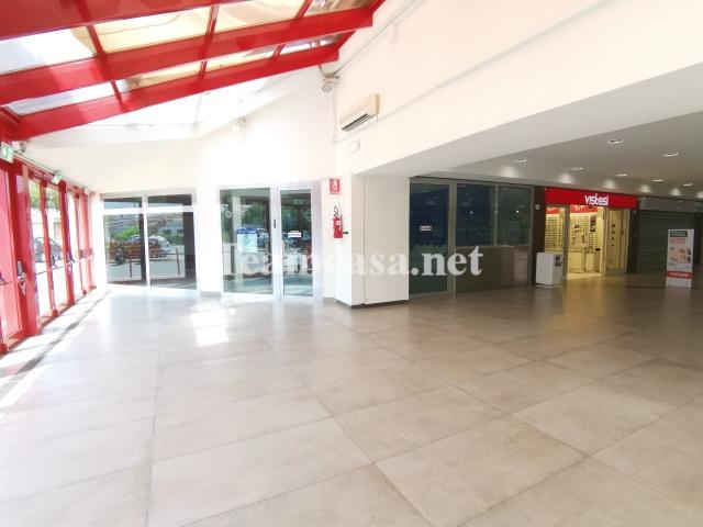 Locale Commerciale in vendita a Miralfiore, Marche