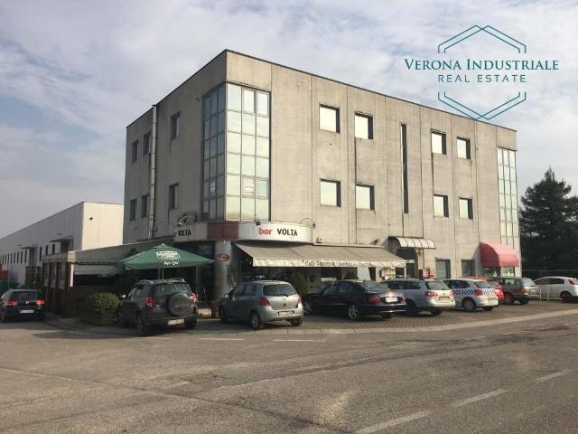 Locale Commerciale in vendita a Pescantina, Veneto