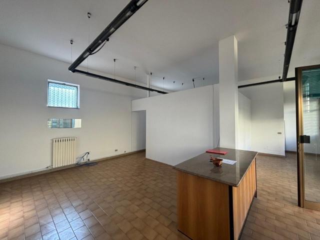 Locale Commerciale in vendita a Pessano Con Bornago, Lombardia
