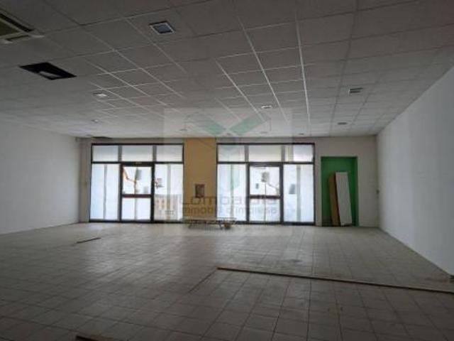 Locale Commerciale in vendita a Pessano Con Bornago, Lombardia