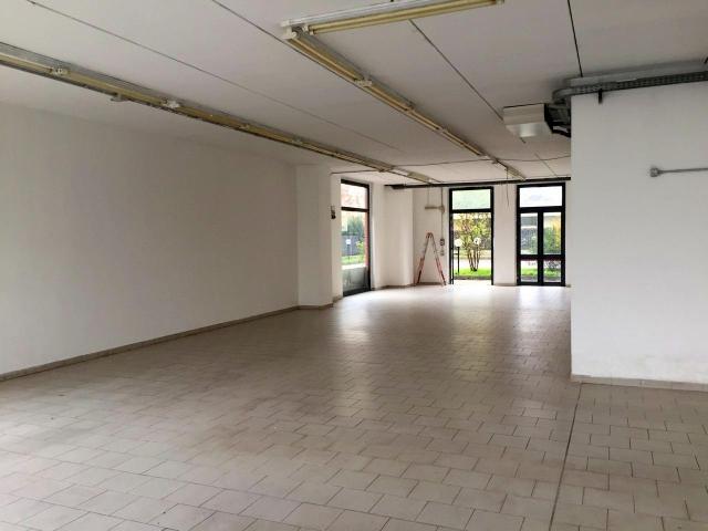 Locale Commerciale in vendita a Caponago, Lombardia